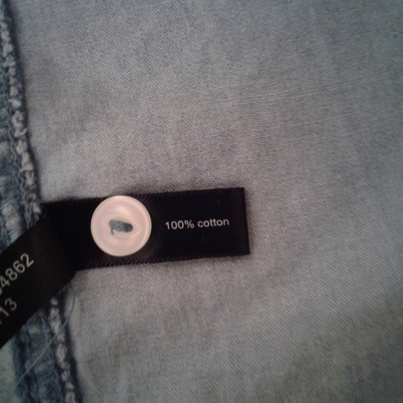 The Limited Denim Chance Pop Over Top - Picture 4 of 4